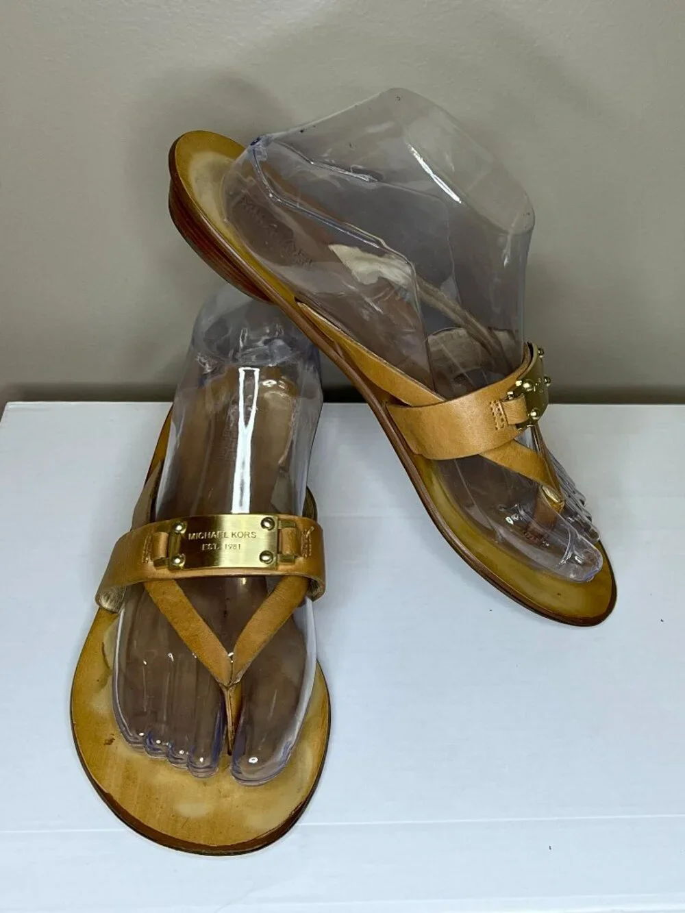 Michael Kors Tan Leather Thong Sandals Gold Logo Flat Sandals Women's 8
